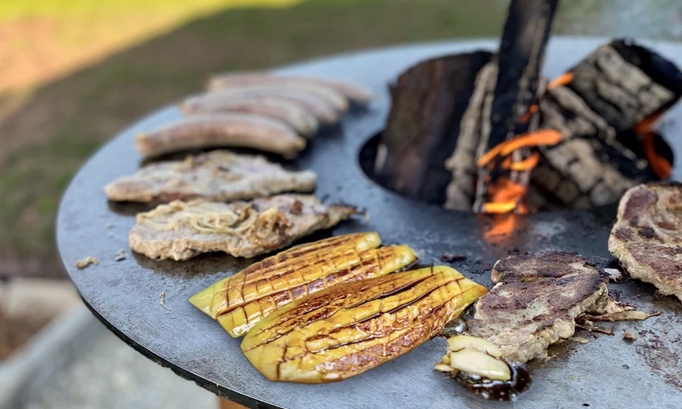 Côtes de porc caramélisées et aubergine au brasero