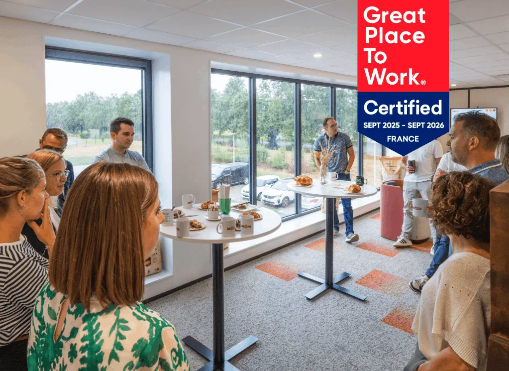 Moment de partage autours d'un café pour l'équipe Flamino et le logo Great PLace To Work® 2025