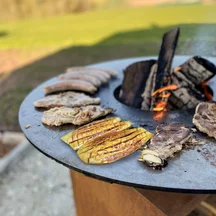 Côtes de porc caramélisées et aubergine au brasero